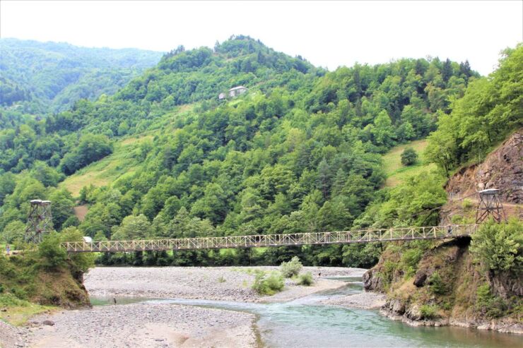 3. Hängebrücke im Flusstal des Acharitskali.JPG